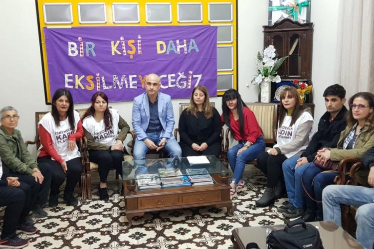 Kadınlar, y&uuml;z&uuml; asitle yakılan Berfin'e sahip &ccedil;ıktı