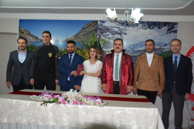 Hakkari Valisi Akbıyık ilk kez nikah kıydı