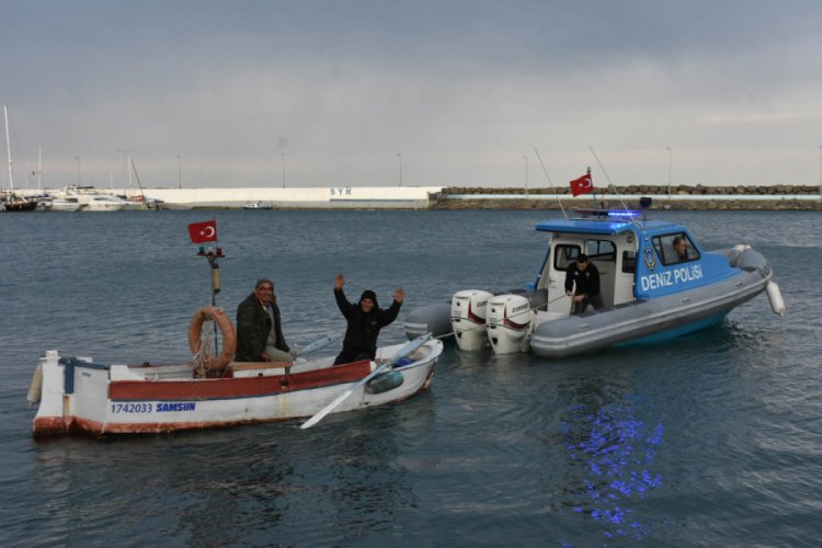 Denizde mahsur kalan balık&ccedil;ılar kurtarıldı