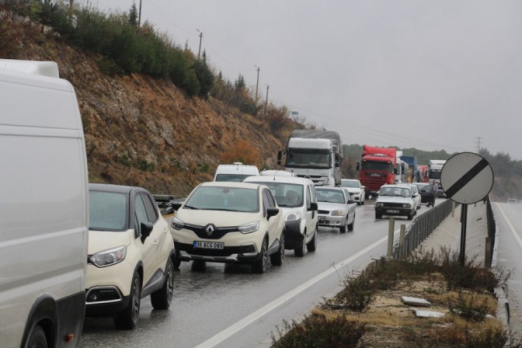 Kontrolden &ccedil;ıkan tır bariyer ile ref&uuml;j arasına sıkıştı