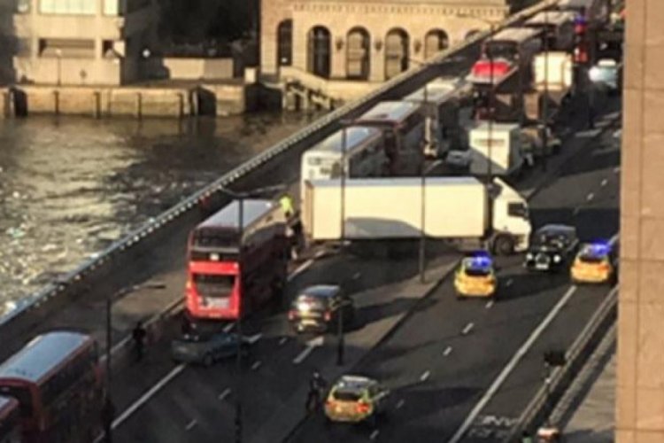 Londra K&ouml;pr&uuml;s&uuml;'nde bı&ccedil;aklı saldırı