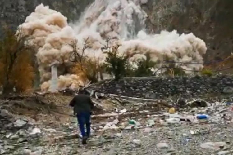 Korkutan heyelan! O anlar b&ouml;yle g&ouml;r&uuml;nt&uuml;lendi