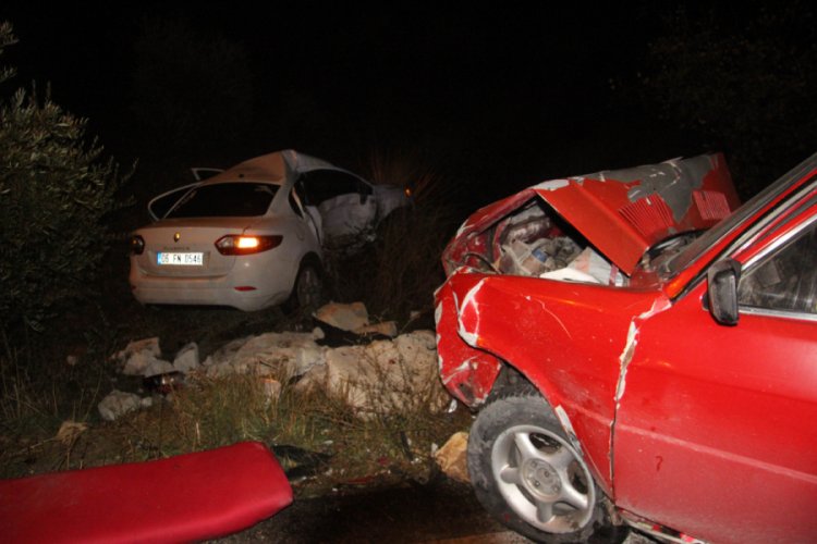 İki otomobil &ccedil;arpıştı: 4 yaralı