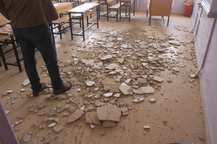 &Ouml;ğrenciler sınıftayken tavandaki sıvalar d&ouml;k&uuml;ld&uuml;