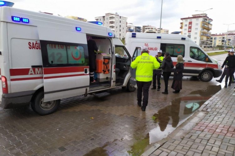 &Ouml;ğrenci servisi otomobile &ccedil;arptı: 8 yaralı