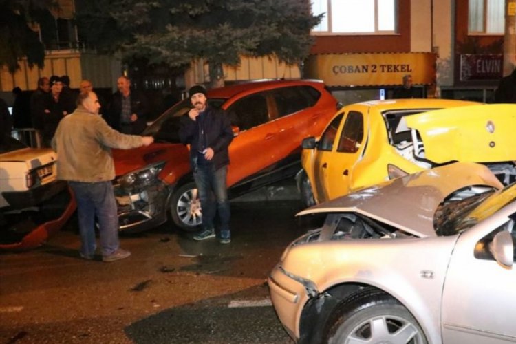 Alkoll&uuml; s&uuml;r&uuml;c&uuml; park halindeki 7 araca &ccedil;arptı