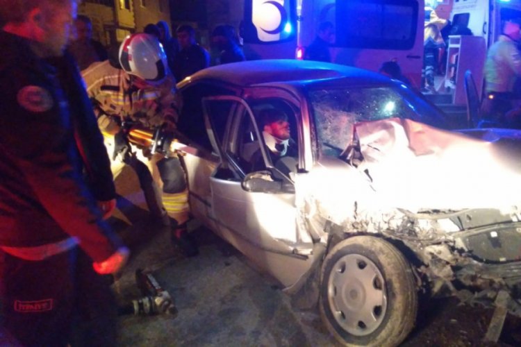 Bursa'da otomobil park halindeki minib&uuml;se &ccedil;arptı: 2 ağır yaralı