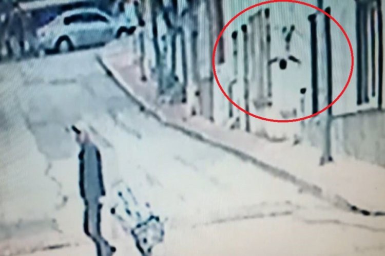 Pencereden d&uuml;şen ikizlerin birini motorlu kurye kurtardı