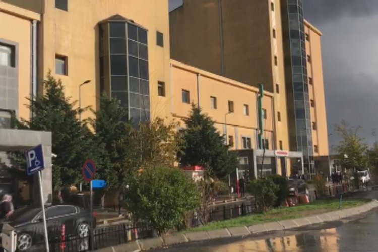Hasta yakını g&uuml;venlik g&ouml;revlisini bı&ccedil;akladı