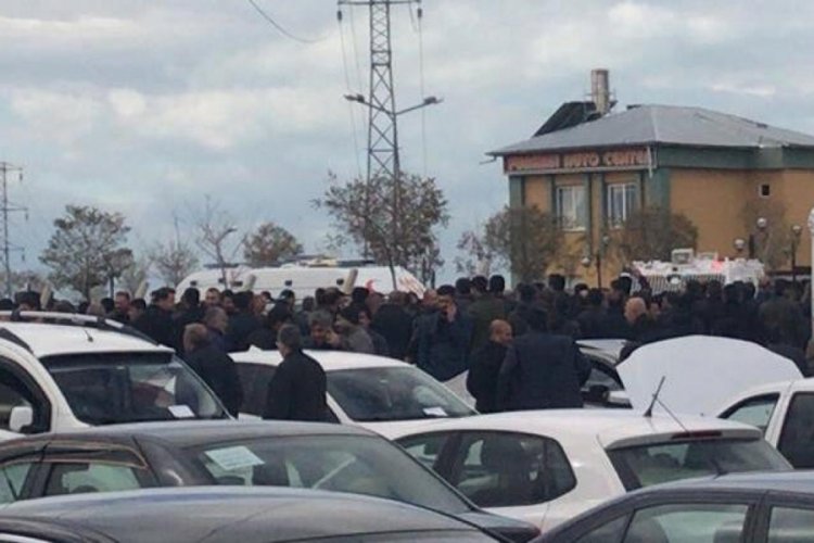 Oto pazarında silahlı kavga: &Ccedil;ok sayıda yaralı var
