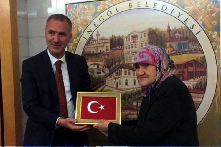 Bursa'da T&uuml;rk bayrağını &ouml;pen Nadire nineyi, başkan makamında ağırladı