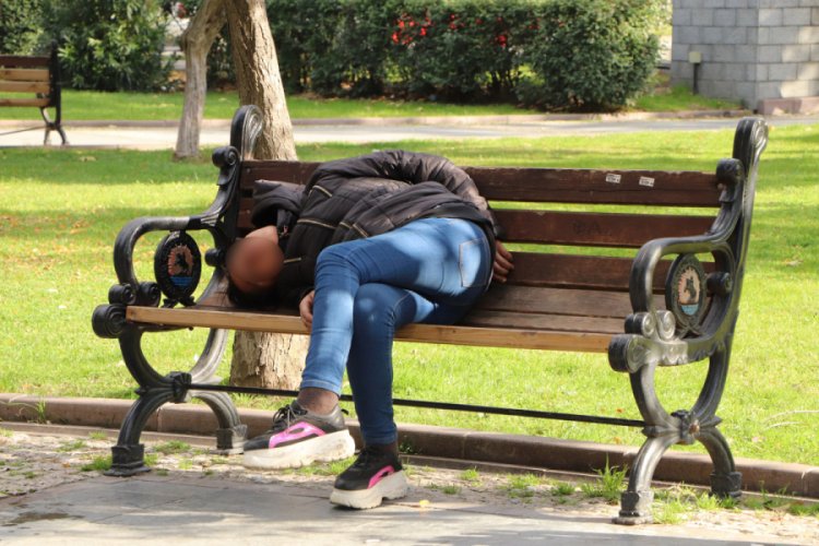 Uyuşturucu ve alkol alan gen&ccedil; kadın bankta sızıp kaldı