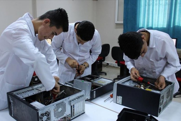 Meslek lisesi &ouml;ğrencileri k&ouml;y k&ouml;y dolaşıp bilgisayarları onarıyor