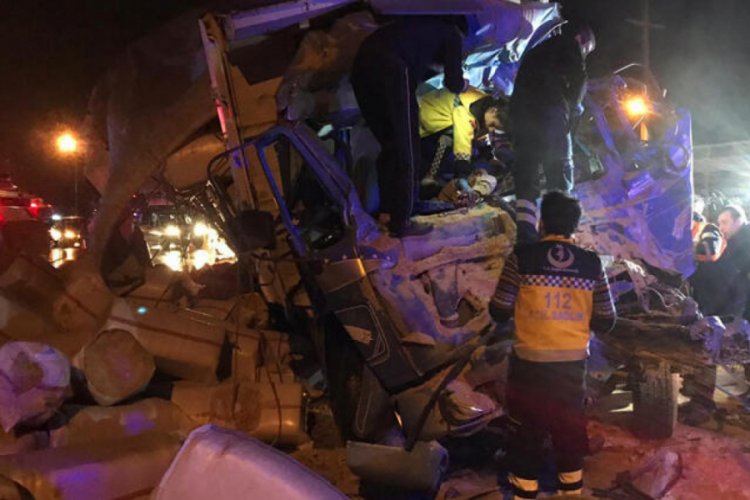 Askeri ara&ccedil;la kamyon &ccedil;arpıştı: 1 &ouml;l&uuml;, 2 asker yaralı