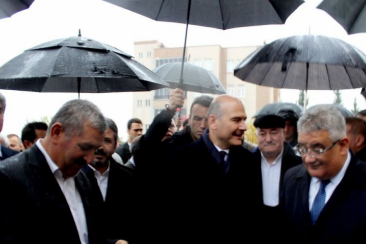 A&ccedil;ılış t&ouml;reninde yağmura yakalanan Soylu: Ben konuştukca bereket yağıyor