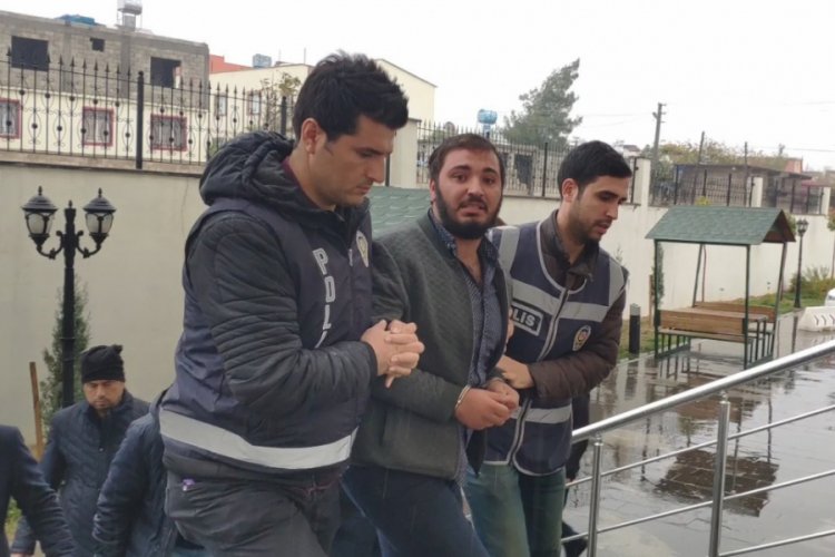 Silahla oynayan iki amca oğlundan biri diğerini vurdu