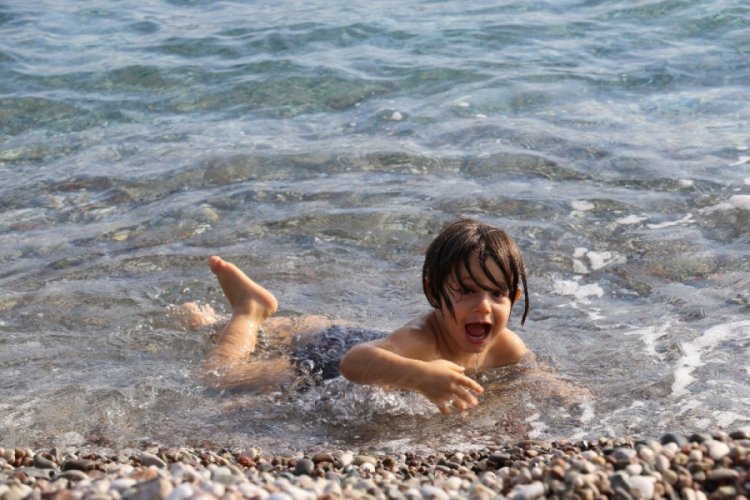 T&uuml;rkiye kışa hazırlanırken, Antalya yazı yaşıyor
