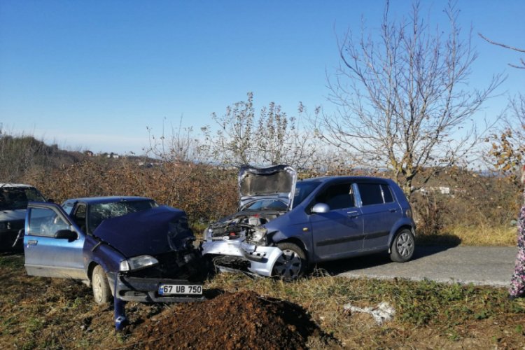 İki ara&ccedil; kafa kafaya &ccedil;arpıştı: 4 yaralı