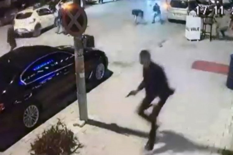 4 kişinin yaralandığı silahlı &ccedil;atışma kamerada