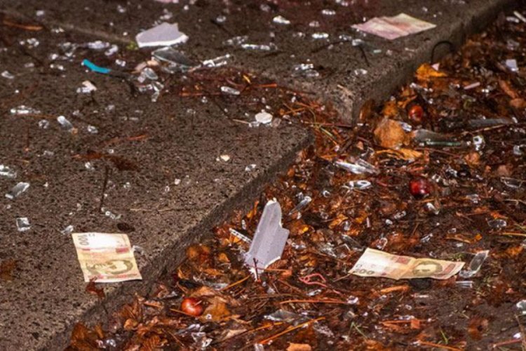 ATM havaya u&ccedil;uruldu, paralar yola sa&ccedil;ıldı