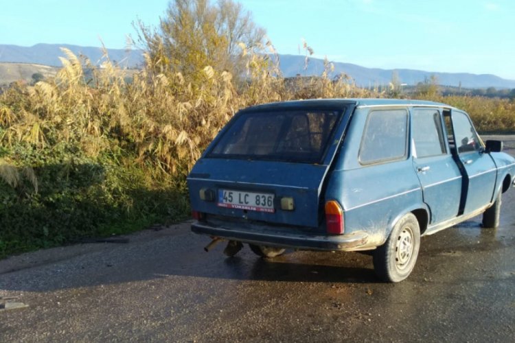 İki otomobil kafa kafaya &ccedil;arpıştı: 3 yaralı