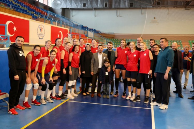 Başkan Arı'dan kadın voleybolculara baklava ikramı