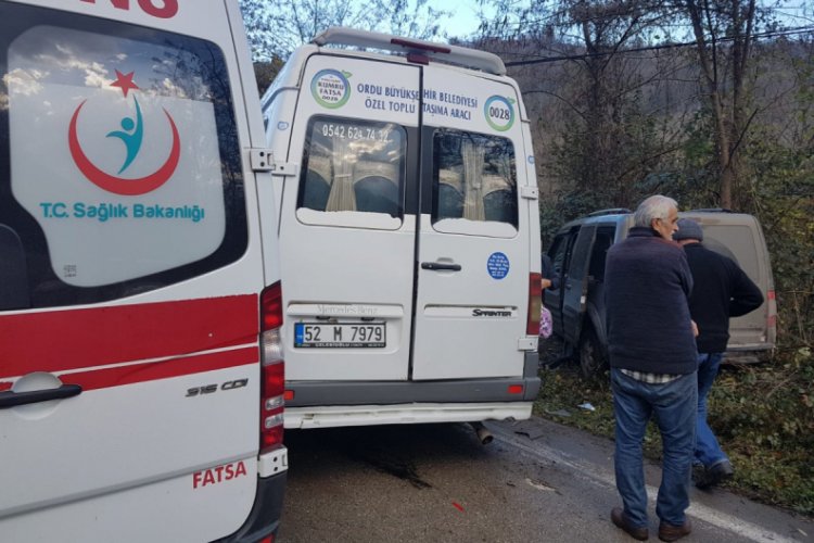 Yolcu minib&uuml;s&uuml;yle kamyonet &ccedil;arpıştı: 8 yaralı