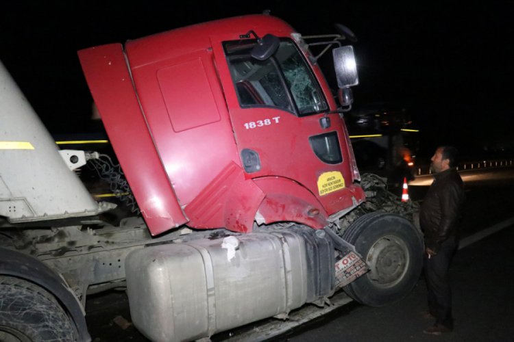 TEM'de, tıra arkadan &ccedil;arpan tanker hurdaya d&ouml;nd&uuml;: 1 yaralı