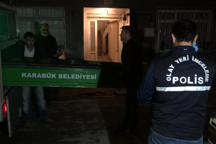 Yalnız yaşadığı evinde &ouml;l&uuml; bulundu