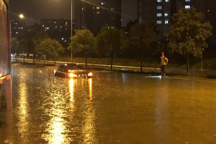 Sağanak sonrası yollar g&ouml;le d&ouml;nd&uuml;, ara&ccedil;lar yolda mahsur kaldı