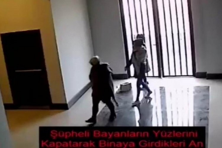 Kadın hırsızlar &ouml;nce kameraya, sonra polise yakalandı