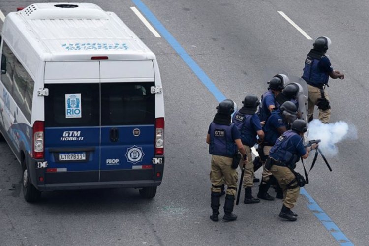 Brezilya'da sokak partisinde izdiham: 9 &ouml;l&uuml;