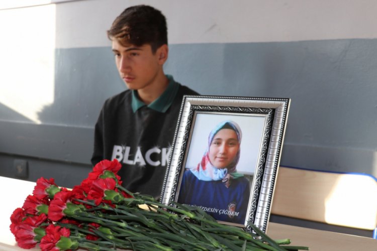 &Ouml;ğrenciler, kazada &ouml;len arkadaşlarını unutmadı