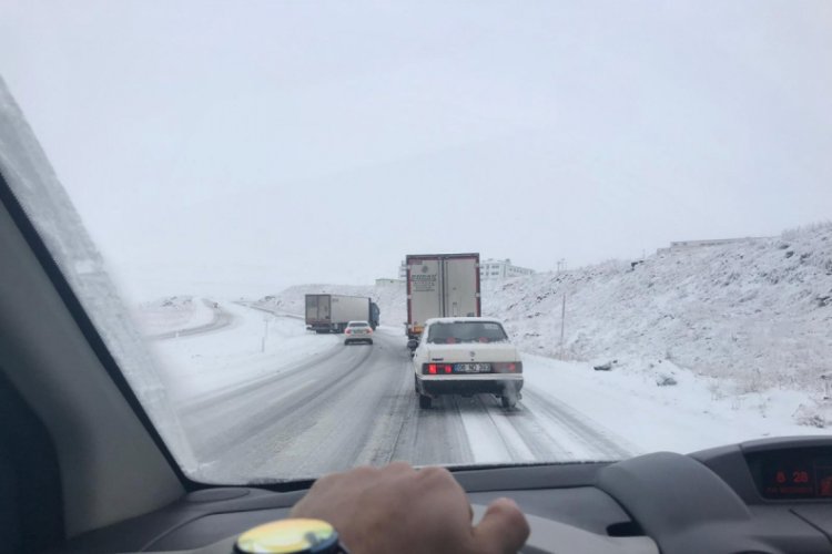 Buzda kayan tır yolu ulaşıma kapattı