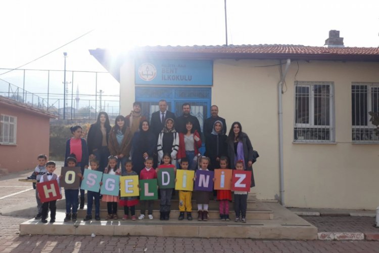 &Uuml;niversiteli &ouml;ğrenciler okul boyadı