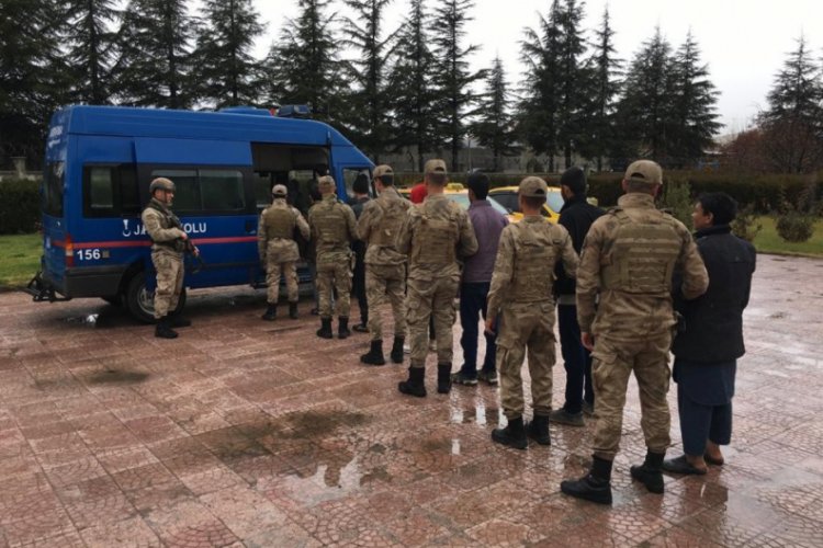 8 g&ouml;&ccedil;menle birlikte 2 ş&uuml;pheli yakalandı