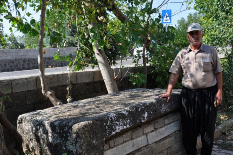 Musalla taşı, Roma'dan kalma lahit kapağı &ccedil;ıktı