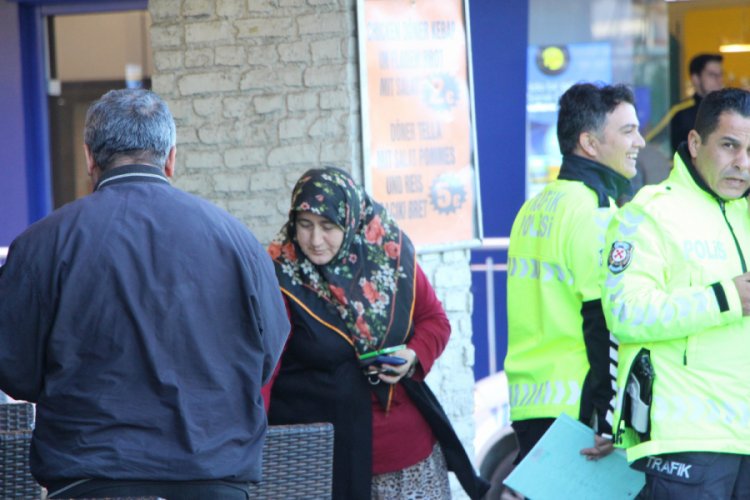 Simit&ccedil;i d&uuml;kkanına dalan otomobilden dakikalarla kurtuldular