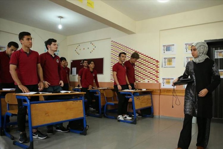 G&ouml;rme engelli 'Dilek &ouml;ğretmen' azmiyle &ouml;ğrencilerine ışık oluyor