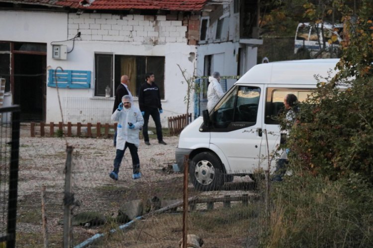 Acil tıp teknisyeni, &ouml;ld&uuml;rd&uuml;ğ&uuml; kişiyi k&ouml;pek &ccedil;iftliğine g&ouml;merken yakalandı
