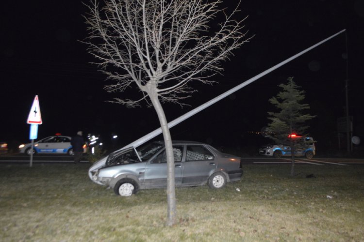 Otomobili ile direğe &ccedil;arpan s&uuml;r&uuml;c&uuml; yaralandı