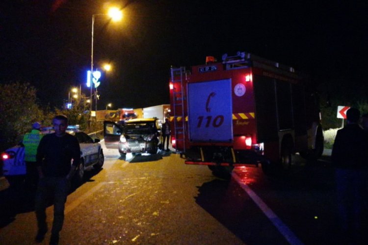 Hafif ticari ara&ccedil;la otomobil kafa kafaya &ccedil;arpıştı