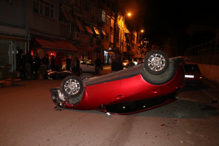 Otomobil park halindeki ara&ccedil;lara &ccedil;arpıp ters d&ouml;nd&uuml;: 2 yaralı