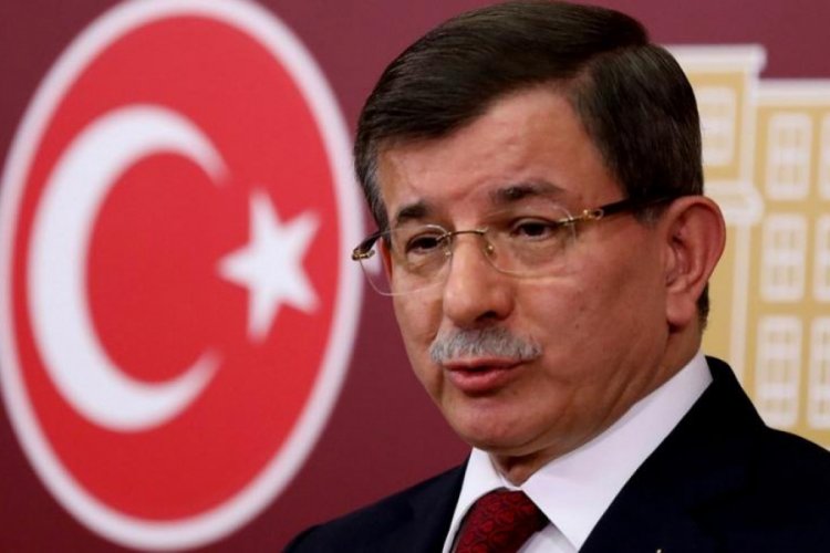 Ahmet Davutoğlu parti tabelasını asıyor