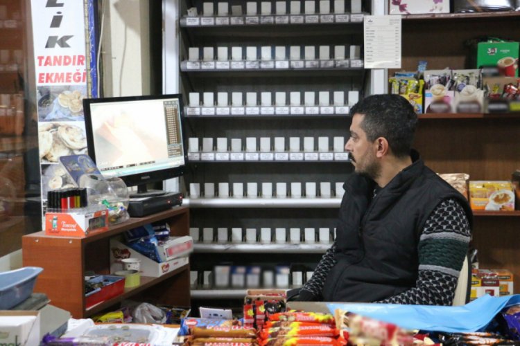 Hırsızların marketten sigara &ccedil;aldığı anlar kamerada