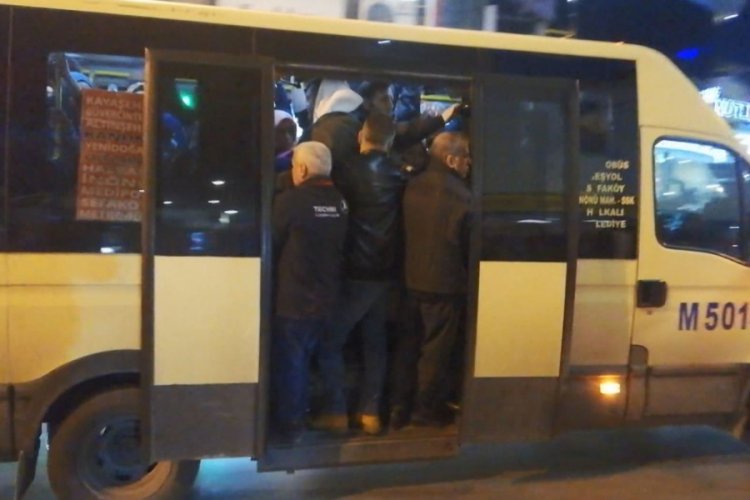 Minib&uuml;slerdeki tehlikeli yolculuk!