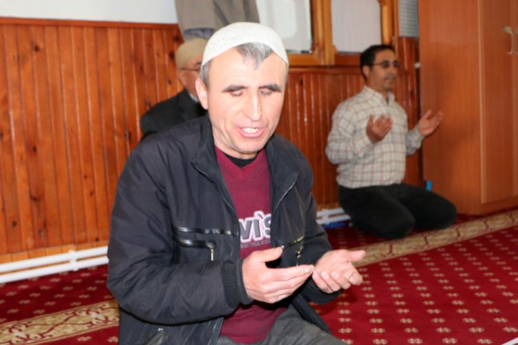 G&ouml;rme engelli Halil İbrahim, 30 yıldır g&ouml;n&uuml;ll&uuml; m&uuml;ezzin