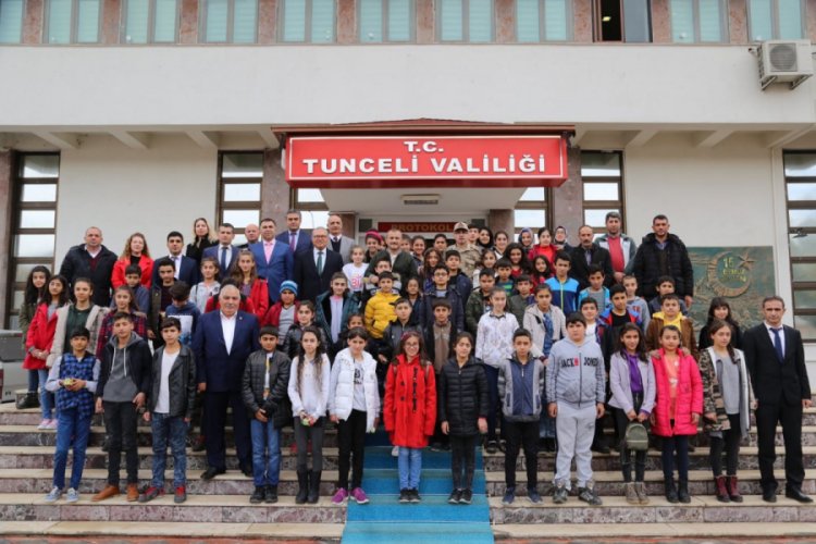 &Ccedil;ocuklar makam aracıyla, Vali servis minib&uuml;s&uuml;yle gitti