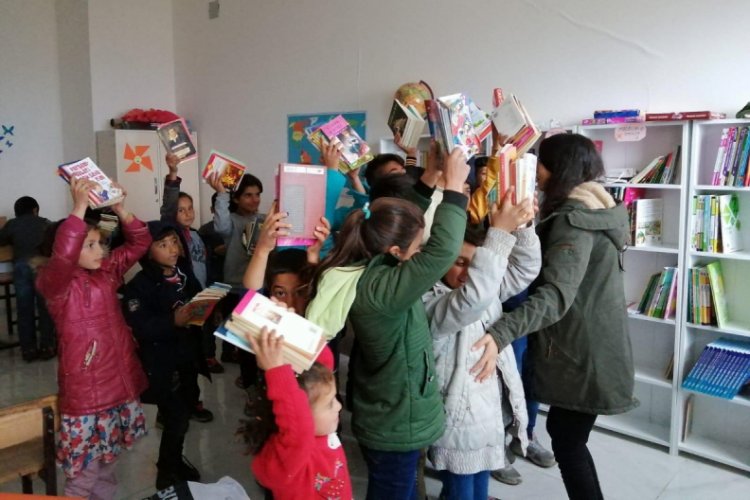 O kitaplar k&ouml;y okulundaki &ouml;ğrencilere ulaştı