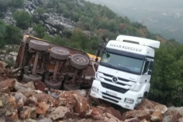 Hafriyat y&uuml;kl&uuml; kamyon kayalıklara u&ccedil;tu